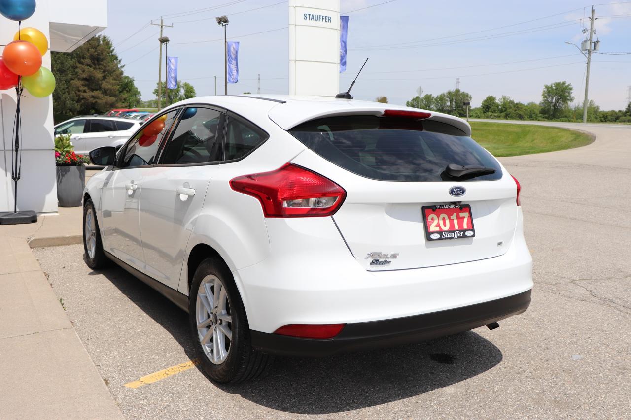 2017 Ford Focus SE 5-Door Hatch Photo3