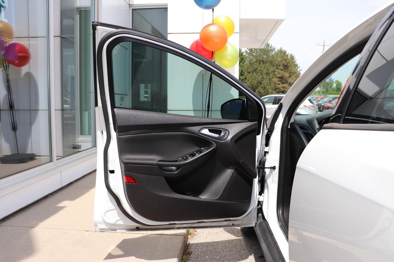 2017 Ford Focus SE 5-Door Hatch Photo5