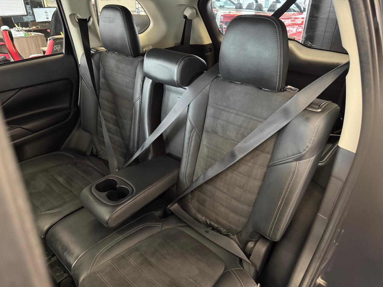 2020 Mitsubishi Outlander ES AWD 7 Passenger+New Tires+Brakes+Roof+ApplePlay - Photo #25