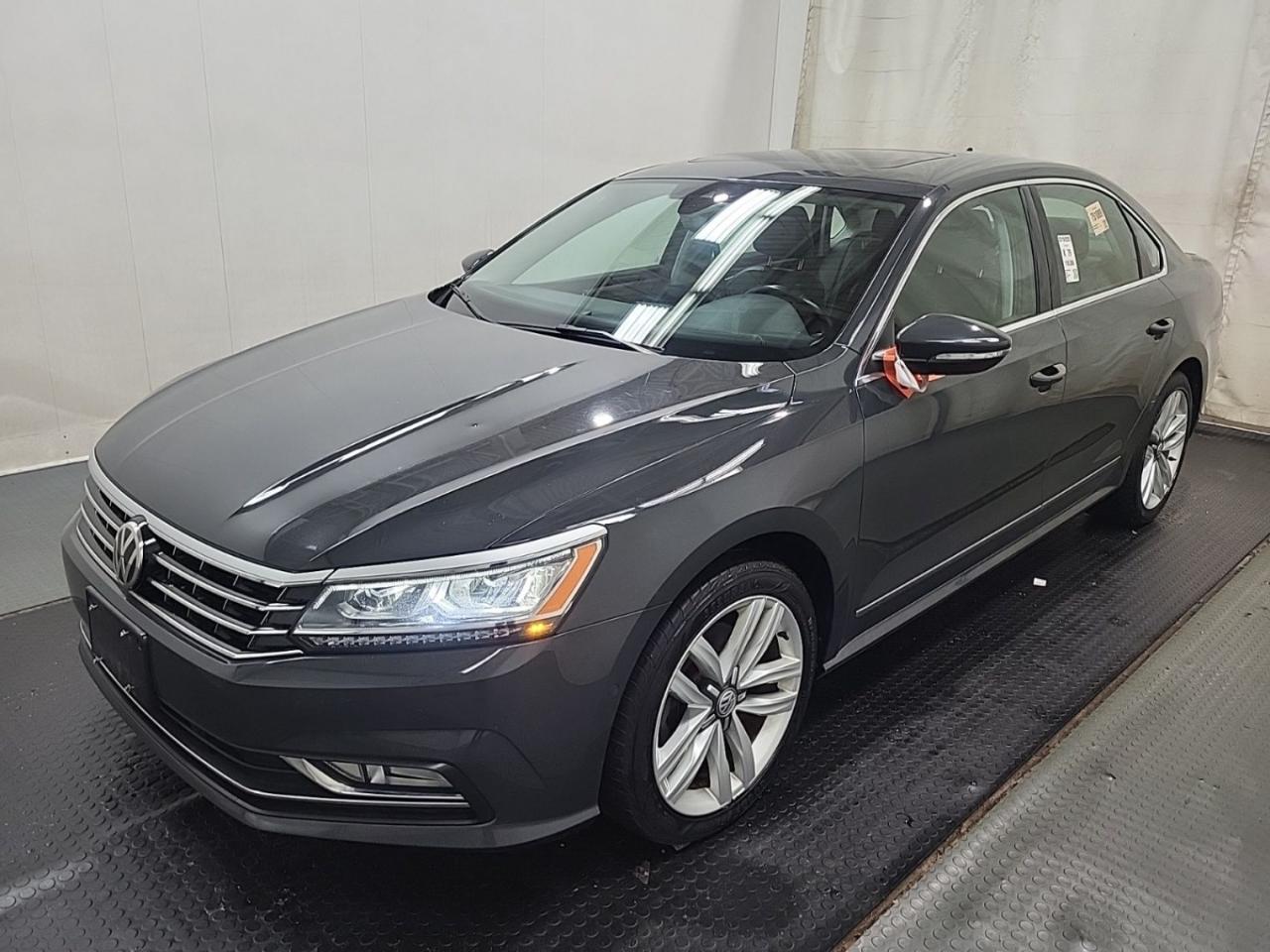 Used 2017 Volkswagen Passat 3.6L VR6 HIGHLINE PKG - NAVI - LEATHER - SUNROOF !! for sale in Burlington, ON