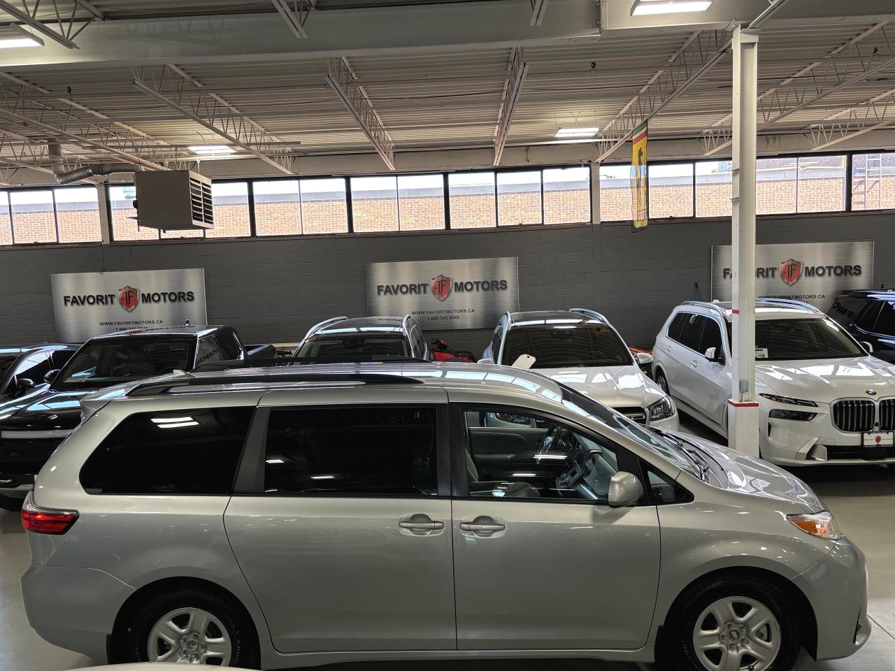 2020 Toyota Sienna LE|8PASSENGER|POWERDOORS|APPLECARPLAY|BACKUPCAM|++ Photo2