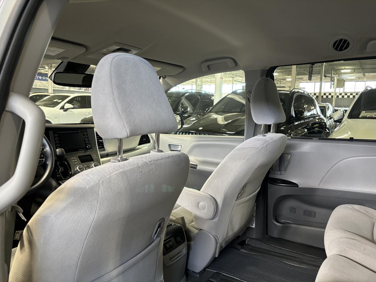 2020 Toyota Sienna LE|8PASSENGER|POWERDOORS|APPLECARPLAY|BACKUPCAM|++ - Photo #7