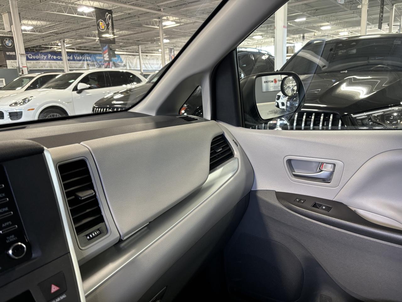 2020 Toyota Sienna LE|8PASSENGER|POWERDOORS|APPLECARPLAY|BACKUPCAM|++ - Photo #16