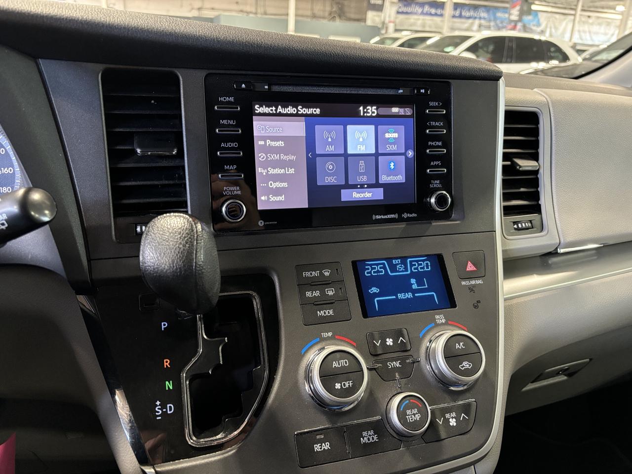 2020 Toyota Sienna LE|8PASSENGER|POWERDOORS|APPLECARPLAY|BACKUPCAM|++ - Photo #18