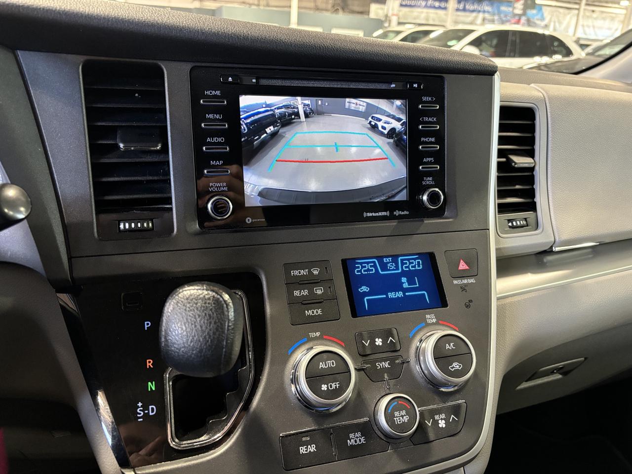 2020 Toyota Sienna LE|8PASSENGER|POWERDOORS|APPLECARPLAY|BACKUPCAM|++ - Photo #24