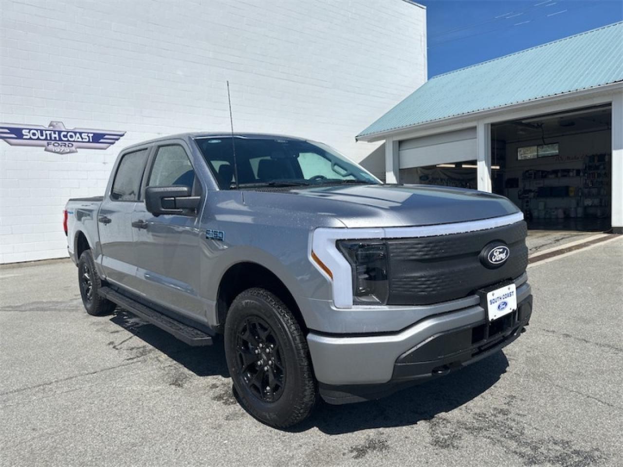 2025 Ford F-150 Lightning XLT Photo5