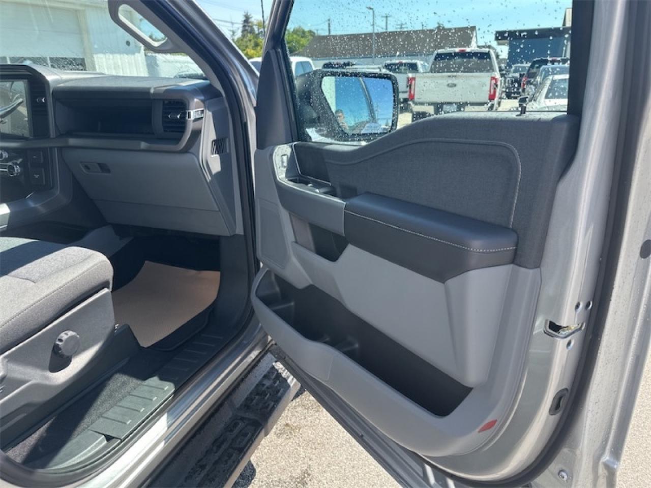 2025 Ford F-150 Lightning XLT Photo5