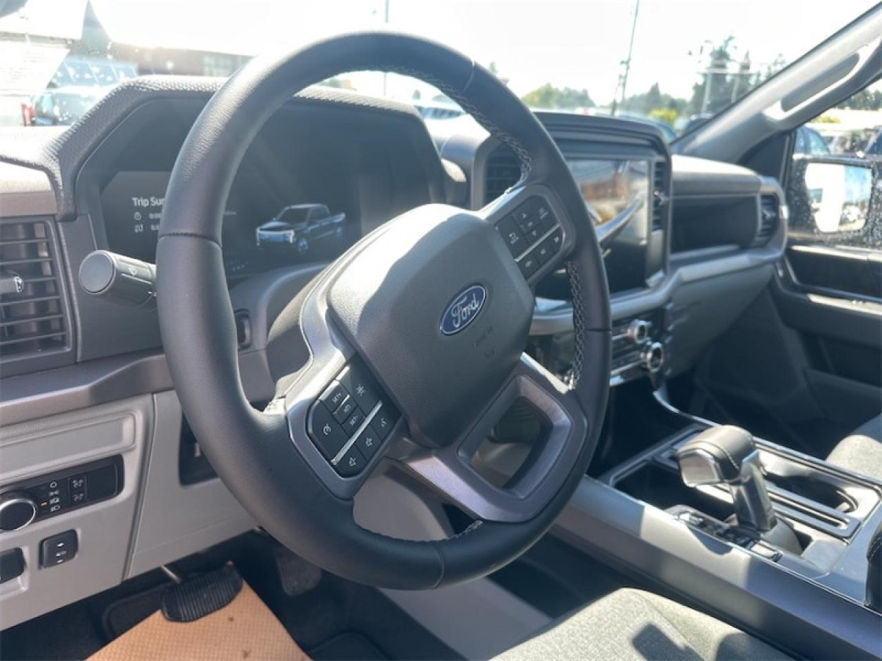 2025 Ford F-150 Lightning XLT Photo5