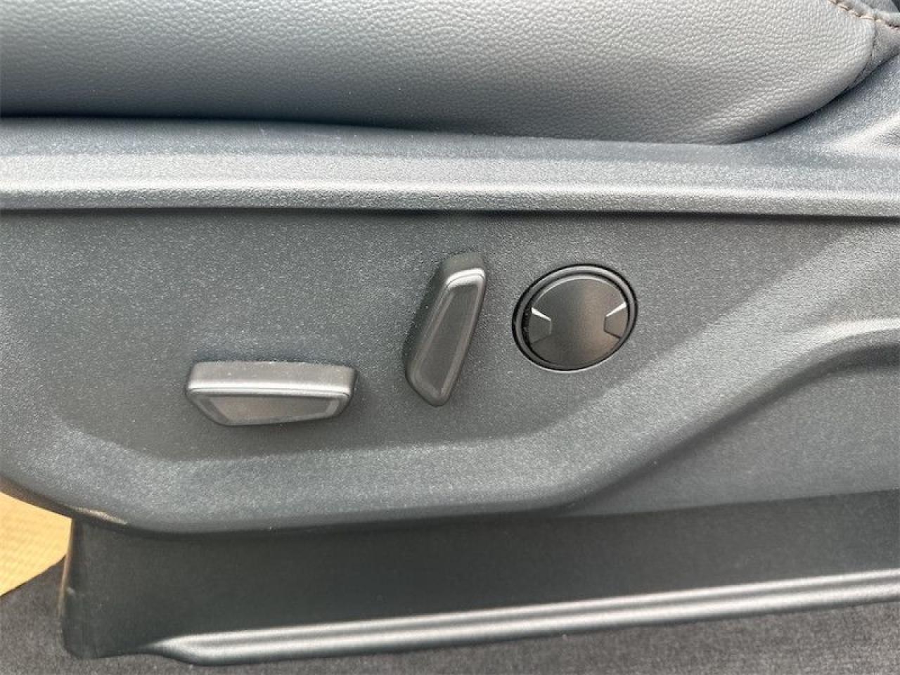 2025 Ford F-350 Super Duty LARIAT  - Moonroof Photo5