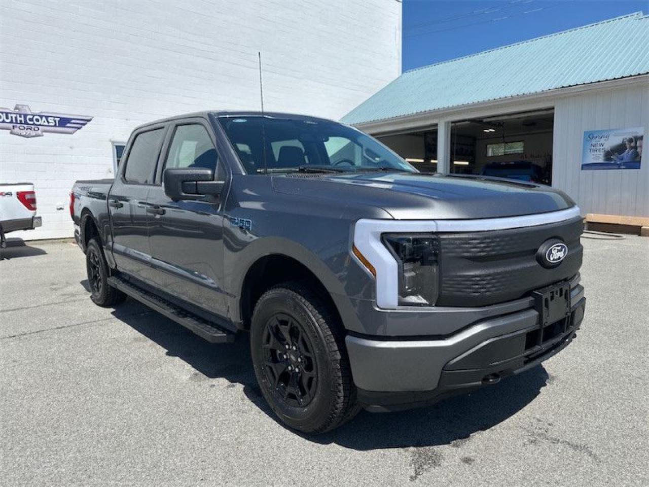 2025 Ford F-150 Lightning XLT Photo5