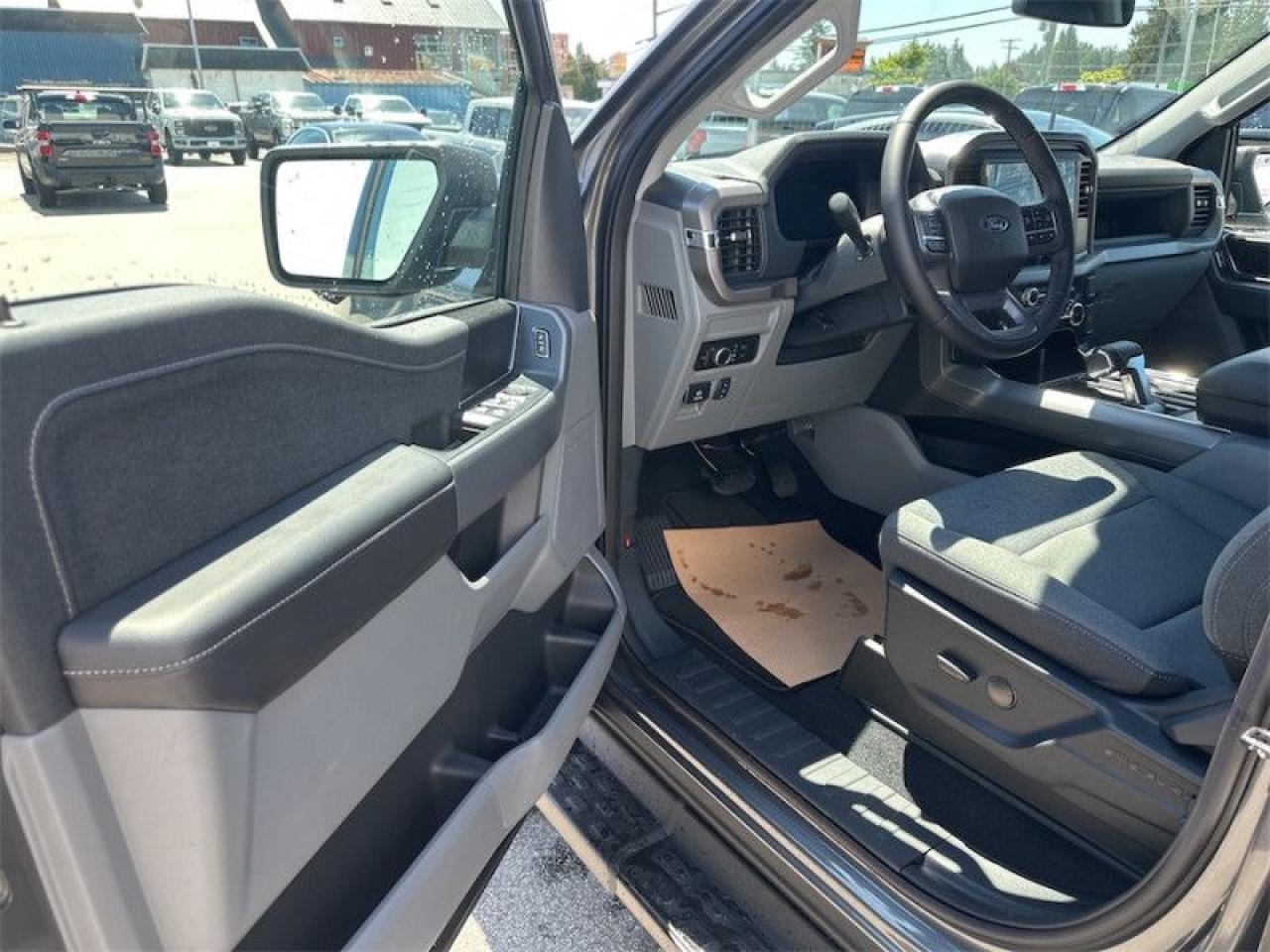 2025 Ford F-150 Lightning XLT Photo5