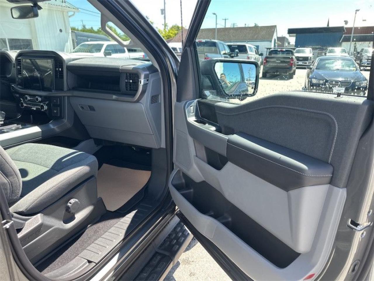 2025 Ford F-150 Lightning XLT Photo5