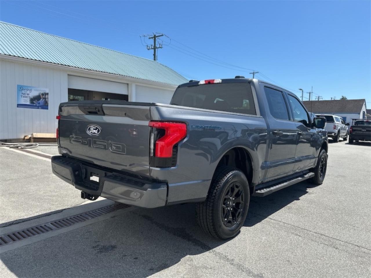 2025 Ford F-150 Lightning XLT Photo4