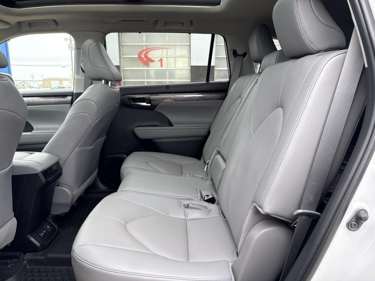 2024 Toyota Highlander LIMITED  Photo5