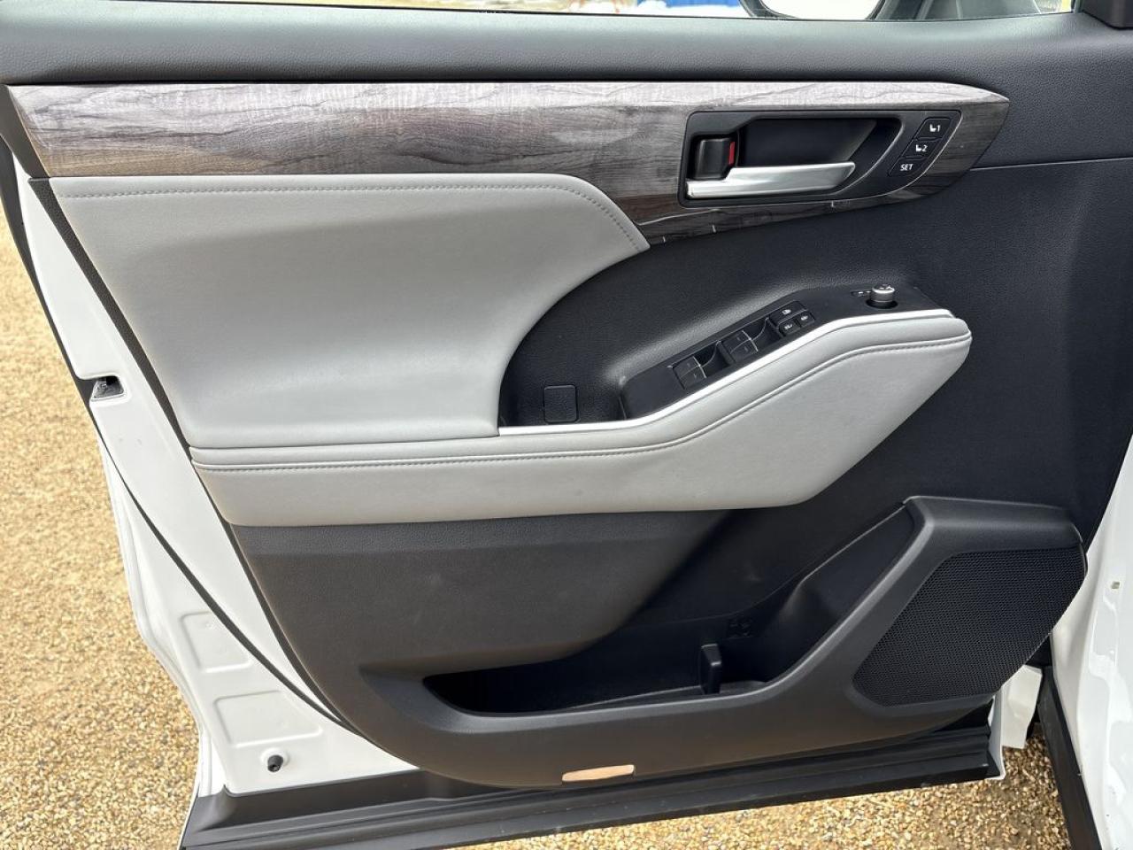 2024 Toyota Highlander LIMITED  Photo3