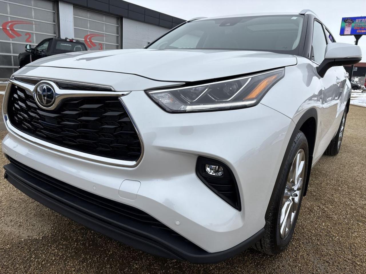 2024 Toyota Highlander LIMITED  Photo5