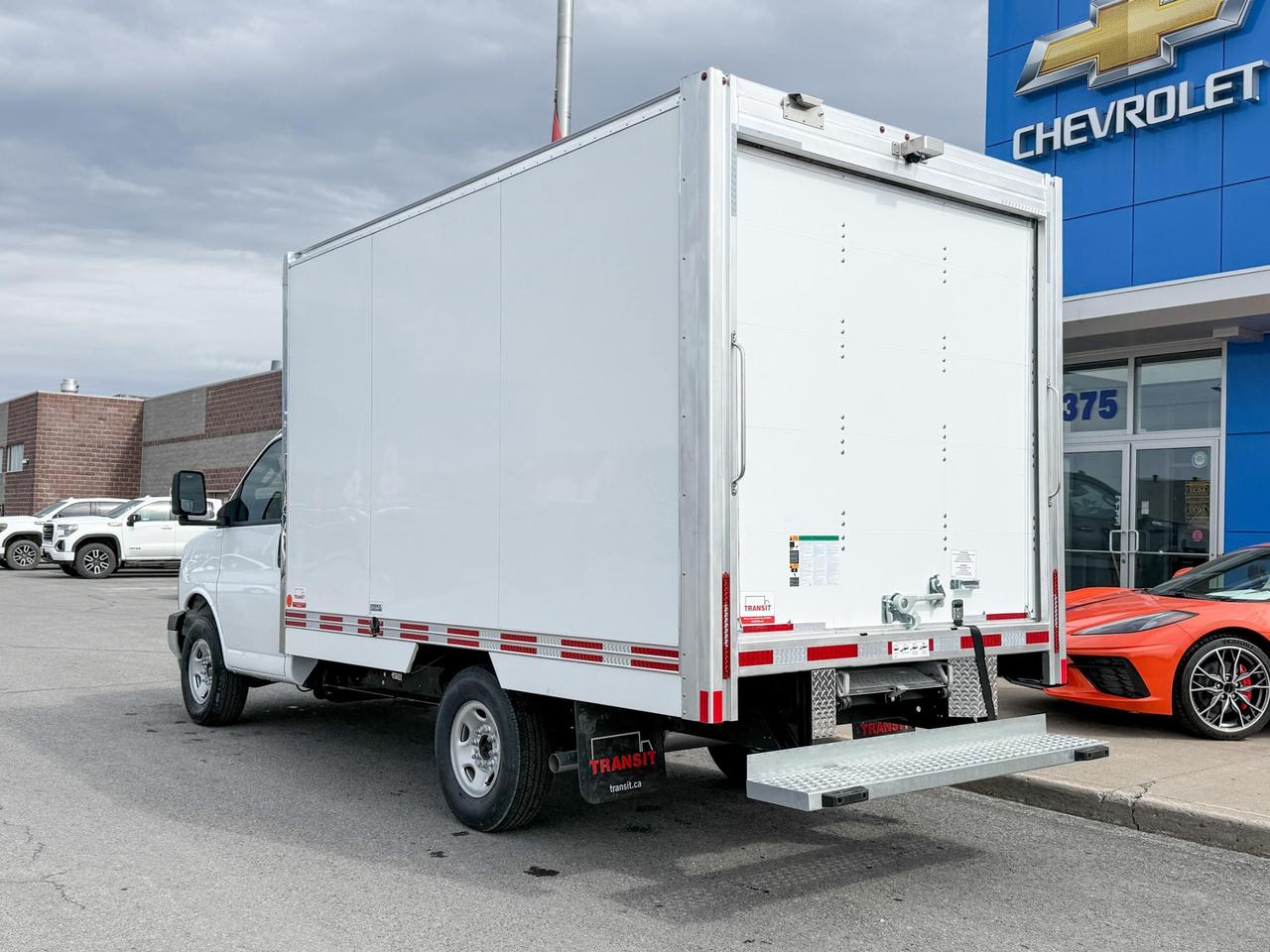 2025 Chevrolet Express Cutaway Work Van 4.3L V6 WITH REMOTE ENTRY, POWER DRIVER'S SEAT, CLOTH SEATS, AIR CONDITIONING, CRUISE CONTROL, MP3 PLAYER, BLUETOOTH Photo