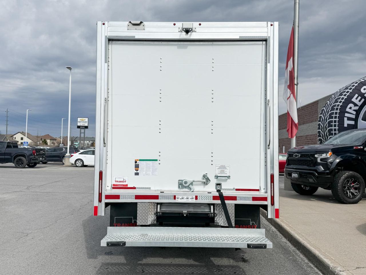 2025 Chevrolet Express Cutaway Work Van 4.3L V6 WITH REMOTE ENTRY, POWER DRIVER'S SEAT, CLOTH SEATS, AIR CONDITIONING, CRUISE CONTROL, MP3 PLAYER, BLUETOOTH Photo3