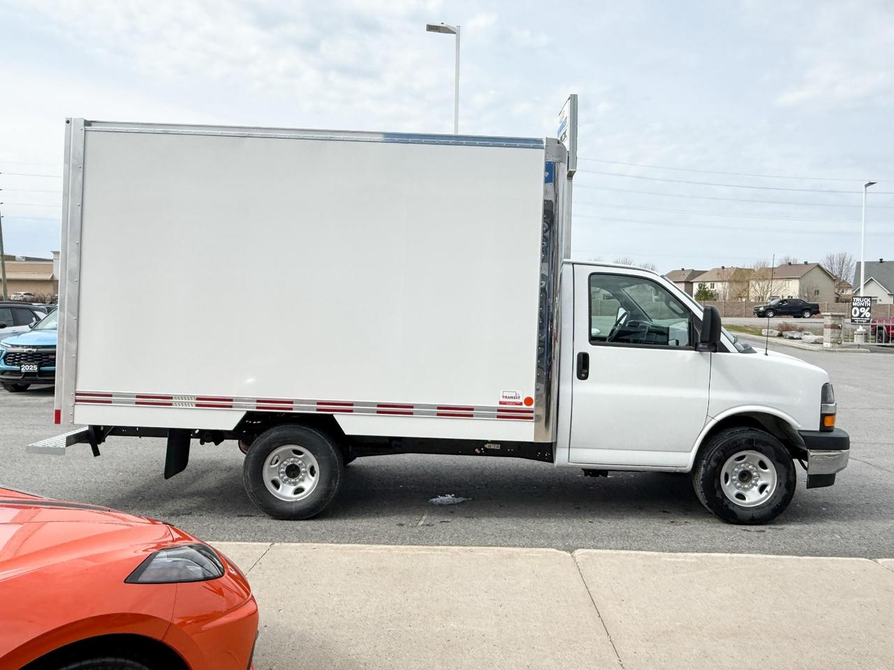 2025 Chevrolet Express Cutaway Work Van 4.3L V6 WITH REMOTE ENTRY, POWER DRIVER'S SEAT, CLOTH SEATS, AIR CONDITIONING, CRUISE CONTROL, MP3 PLAYER, BLUETOOTH Photo