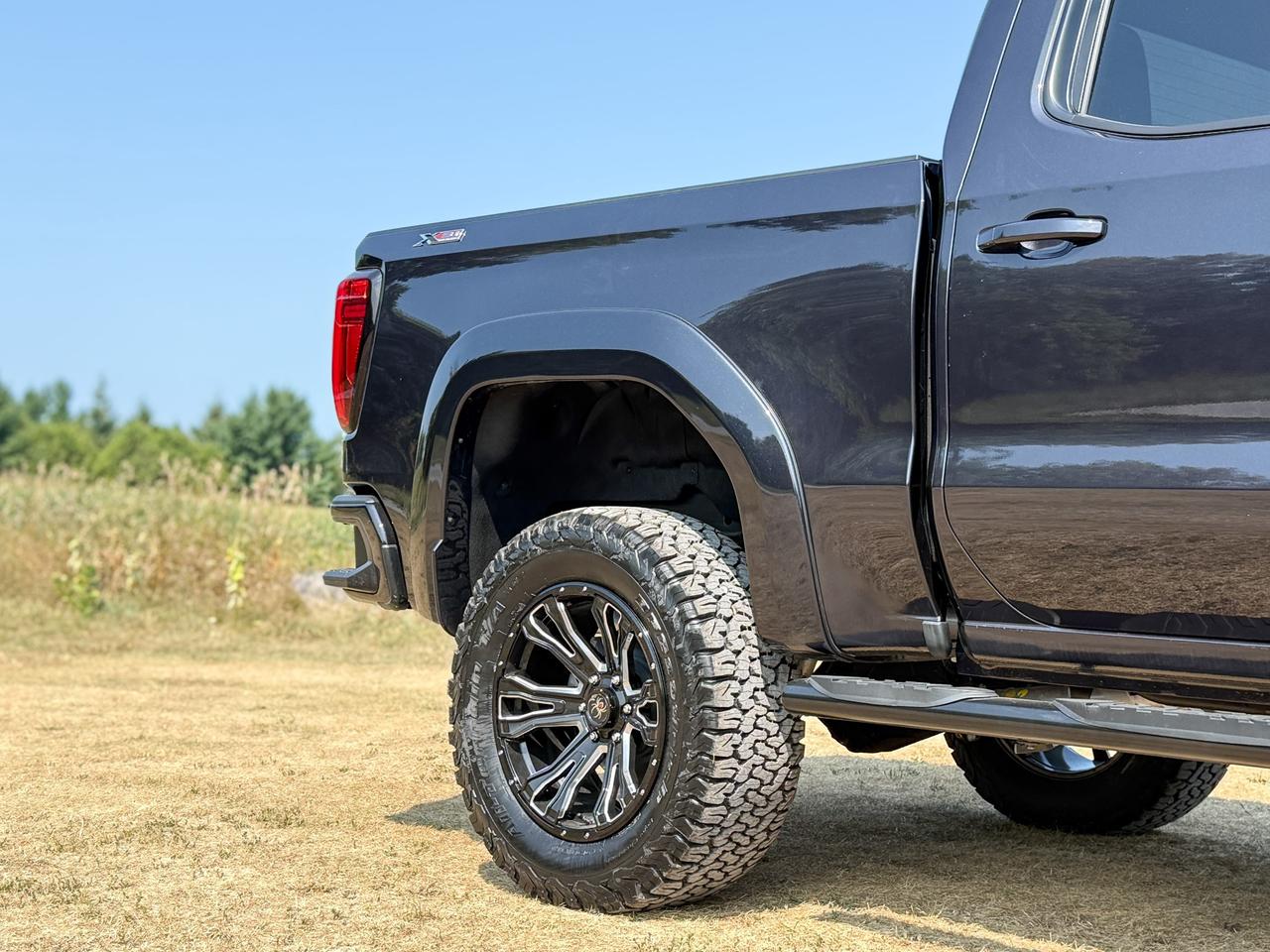 2025 GMC Sierra 1500 Elevation BLACK WIDOW PACKAGE - 5.3L V8 WITH REMOTE START/ENTRY, HEATED SEATS, HEATED STEERING WHEEL, HITCH GUIDANCE WITH HITCH VIEW, HD REAR VISION CAMERA Photo