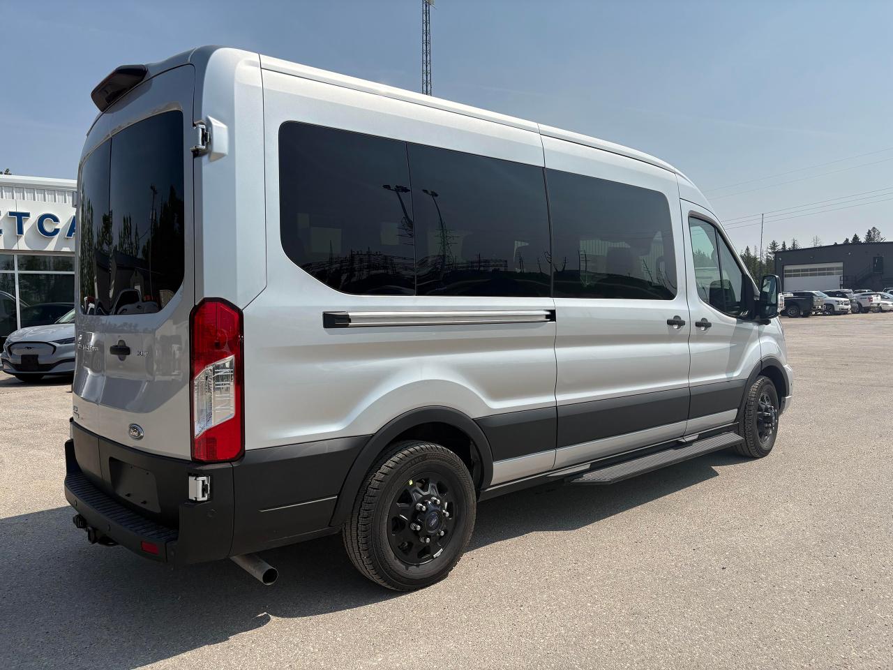 2025 Ford Transit Passenger Wagon T-350 148" MED ROOF XLT AWD Photo4