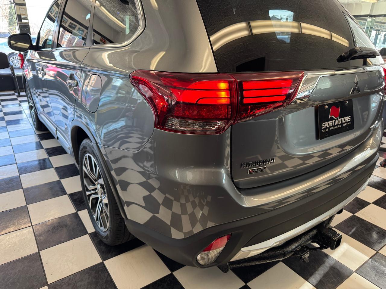 2016 Mitsubishi Outlander GT AWD 7 Passenger+Roof+AdaptiveCruise+CLEANCARFAX - Photo #38