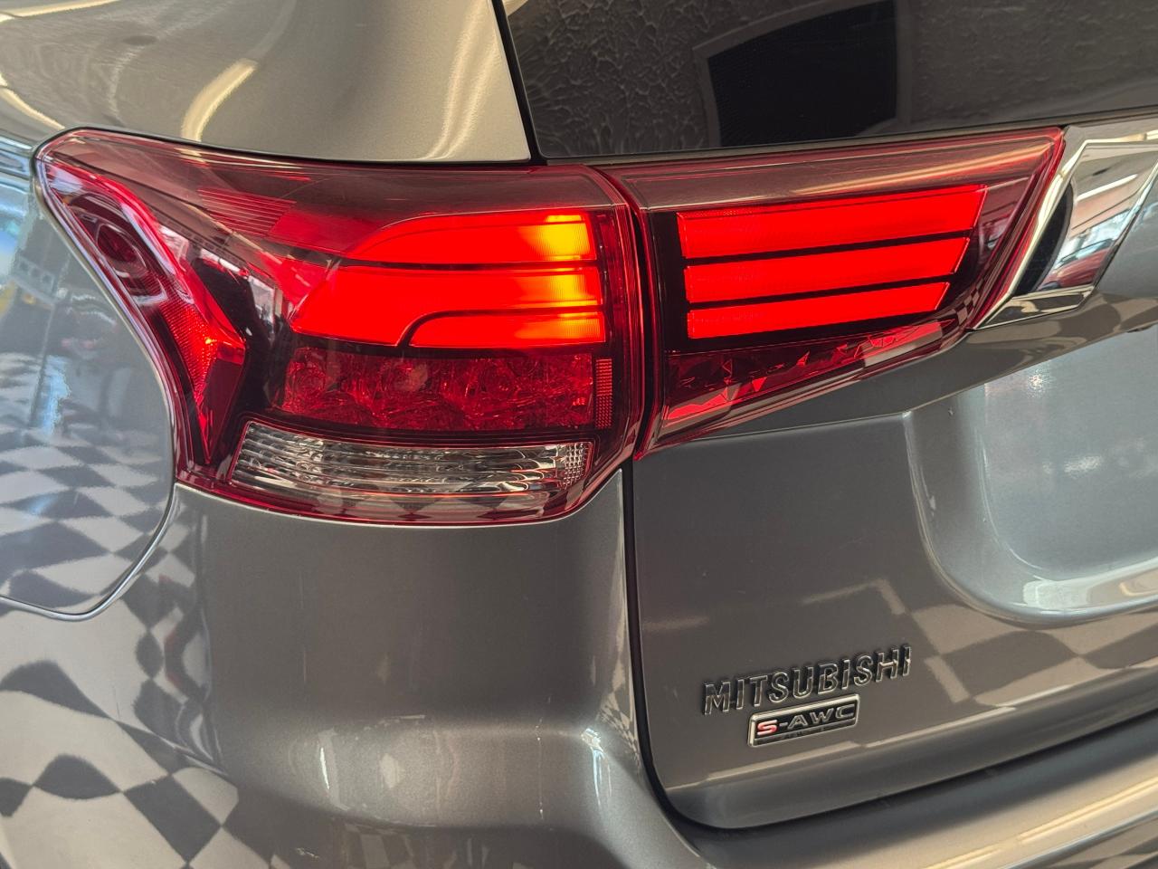 2016 Mitsubishi Outlander GT AWD 7 Passenger+Roof+AdaptiveCruise+CLEANCARFAX - Photo #57
