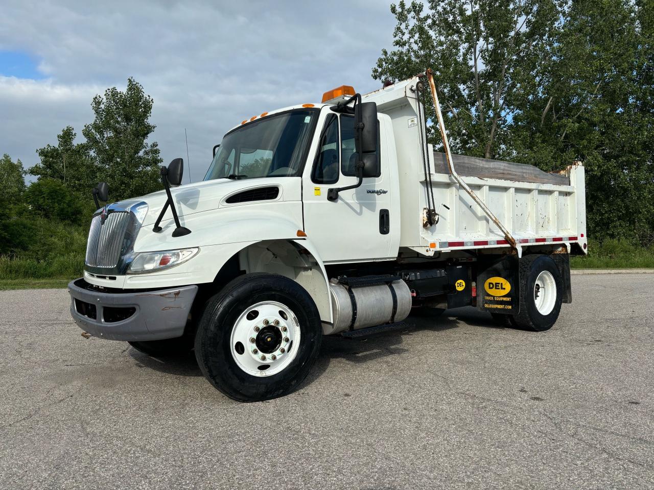 <p>2016 international 35000 lb GVWR cummins diesel,automatic trans,air conditioning,12.5 ft steel Dell dump box with tarp cover.90,000 kms  runs and operates perfect</p>