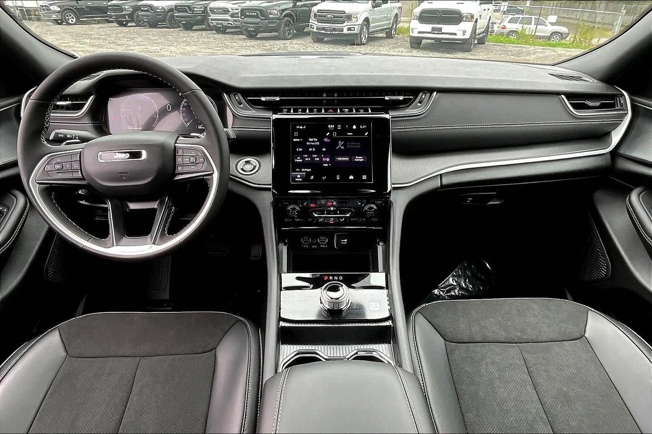 2025 Jeep Grand Cherokee ALTITUDE 4X4 | Leather | Power Sunroof | SideSteps Photo