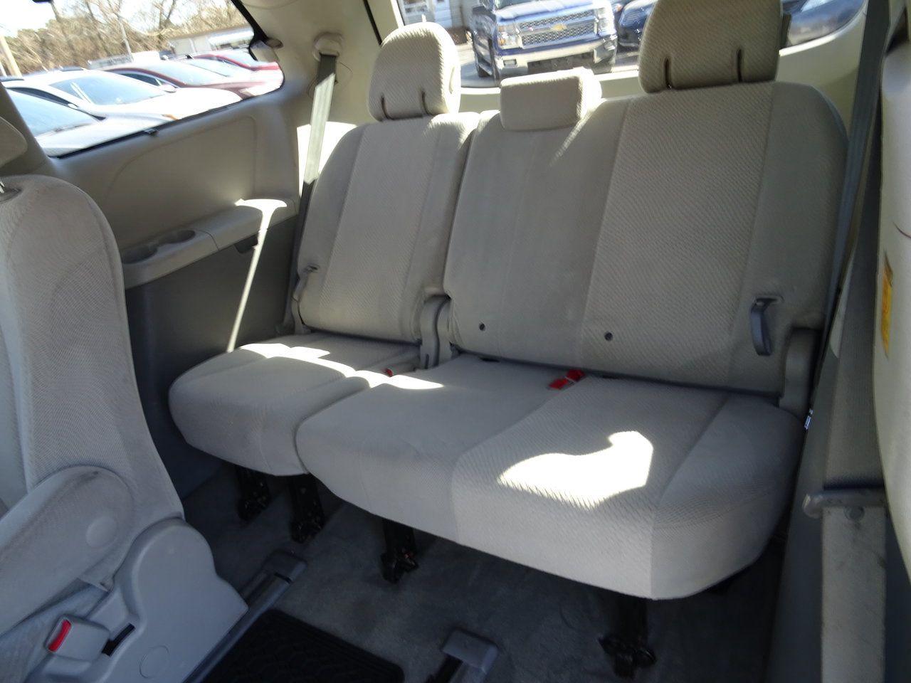 2012 Toyota Sienna LE - Photo #12