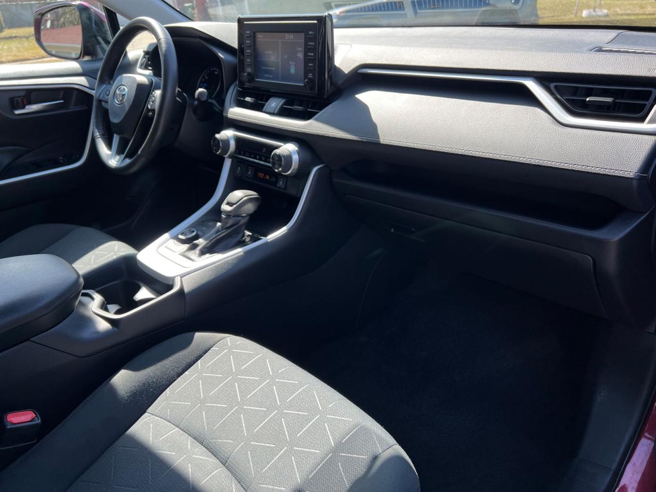2020 Toyota RAV4 Hybrid XLE - Photo #10