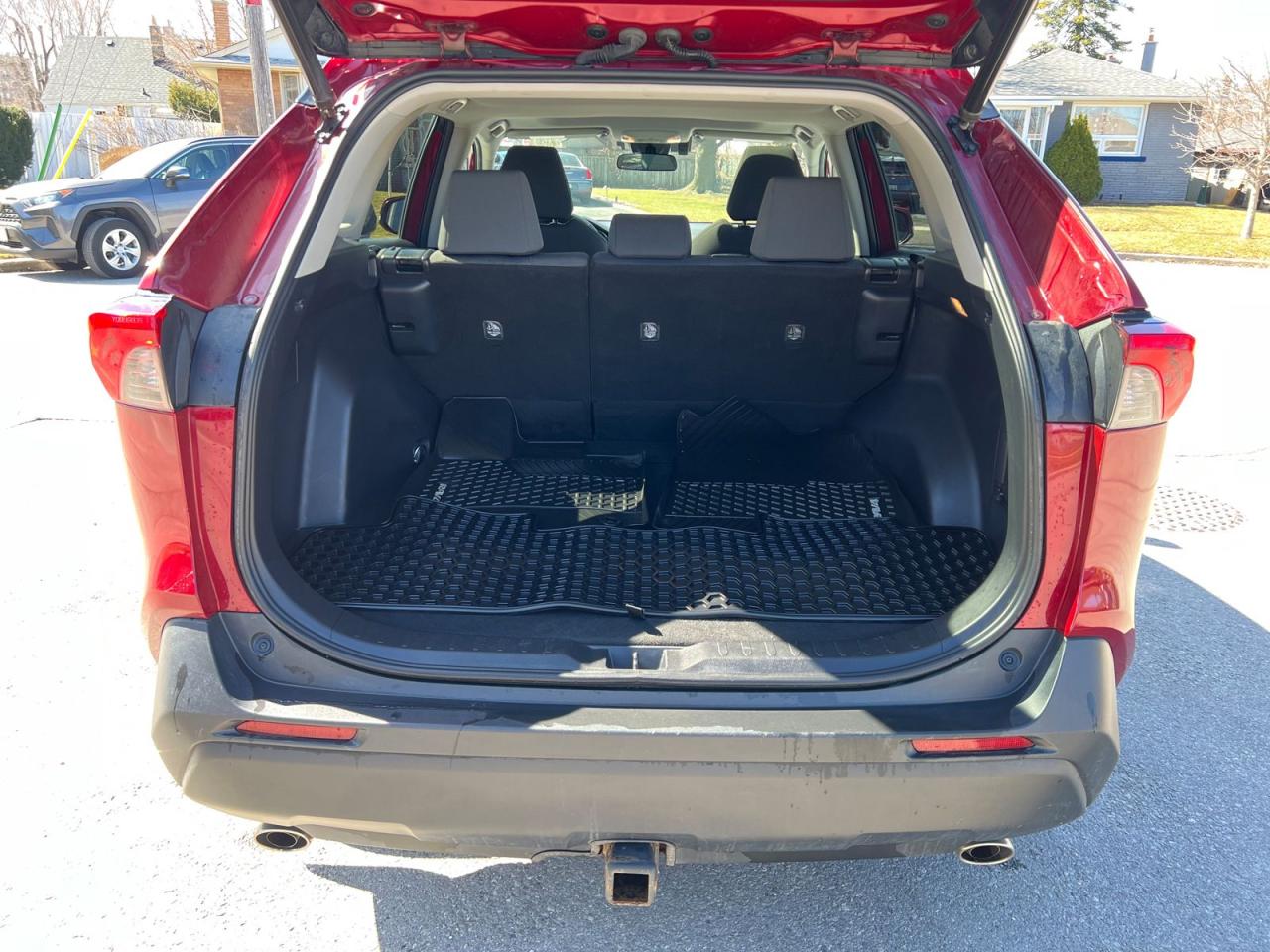 2020 Toyota RAV4 Hybrid XLE - Photo #12