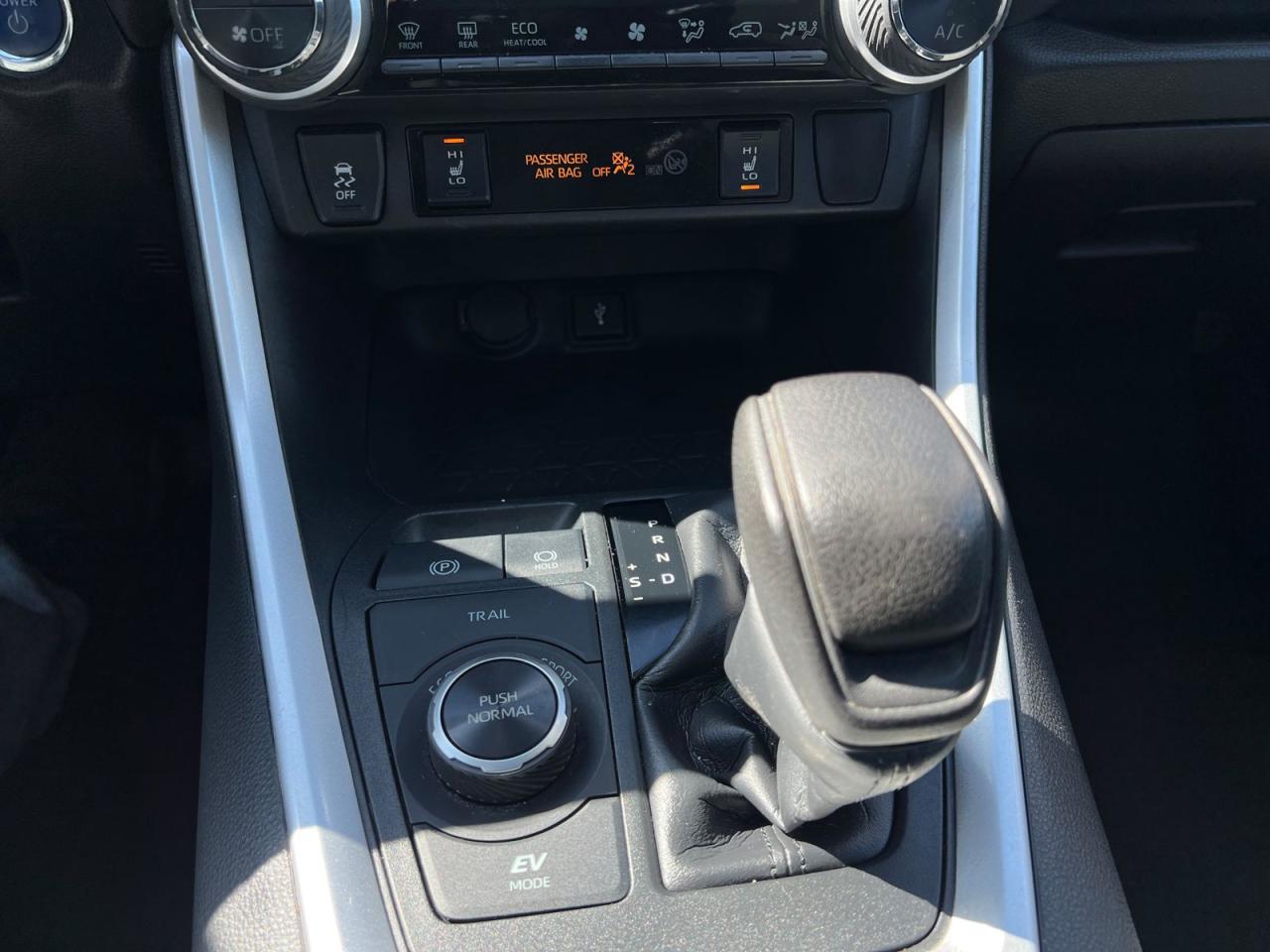 2020 Toyota RAV4 Hybrid XLE - Photo #25