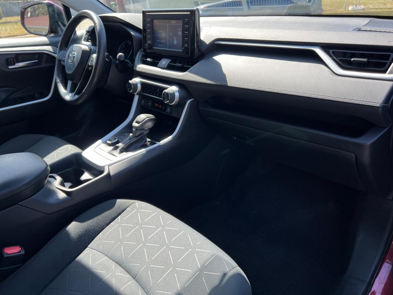 2020 Toyota RAV4 Hybrid XLE - Photo #10