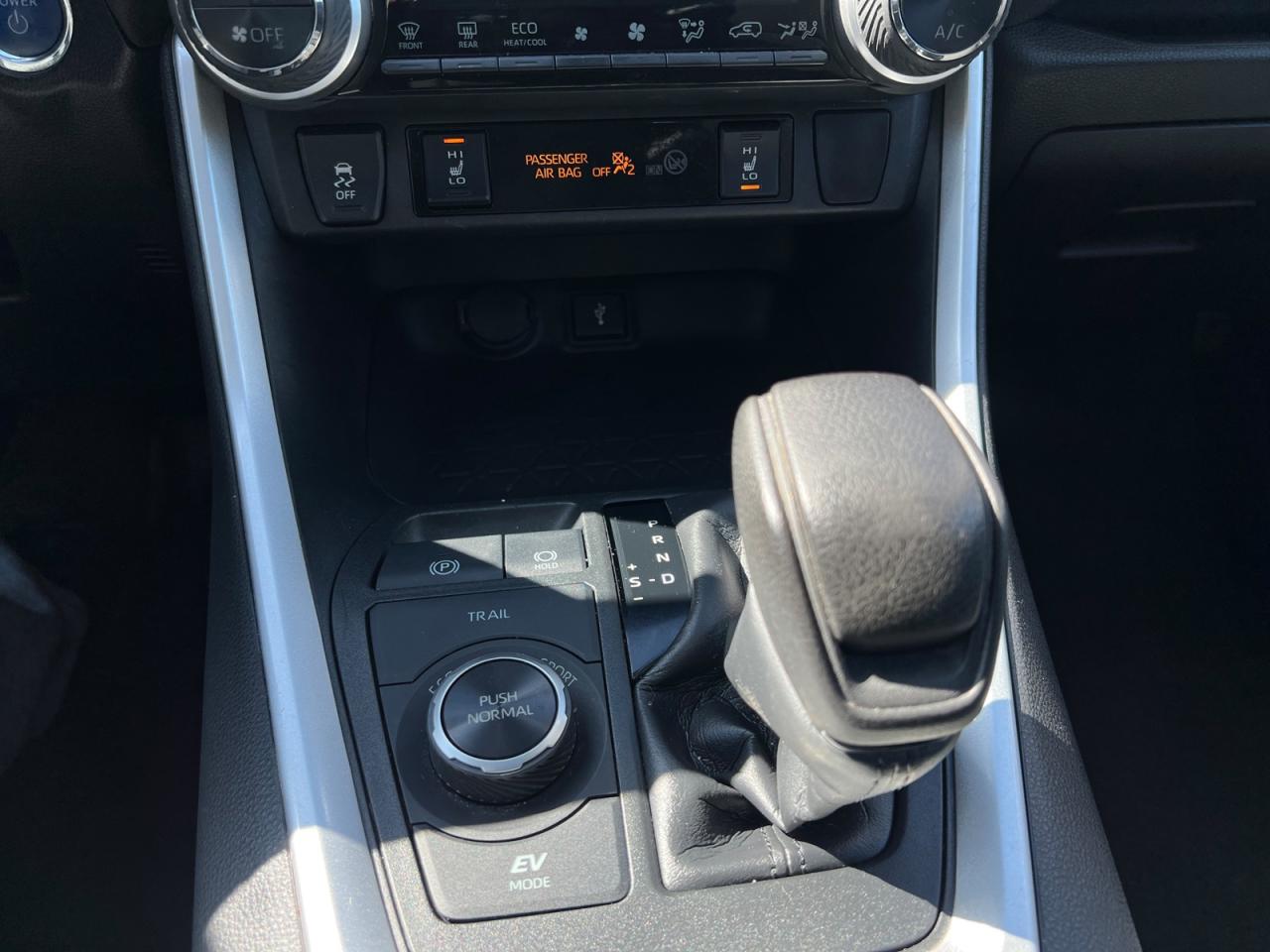 2020 Toyota RAV4 Hybrid XLE - Photo #25