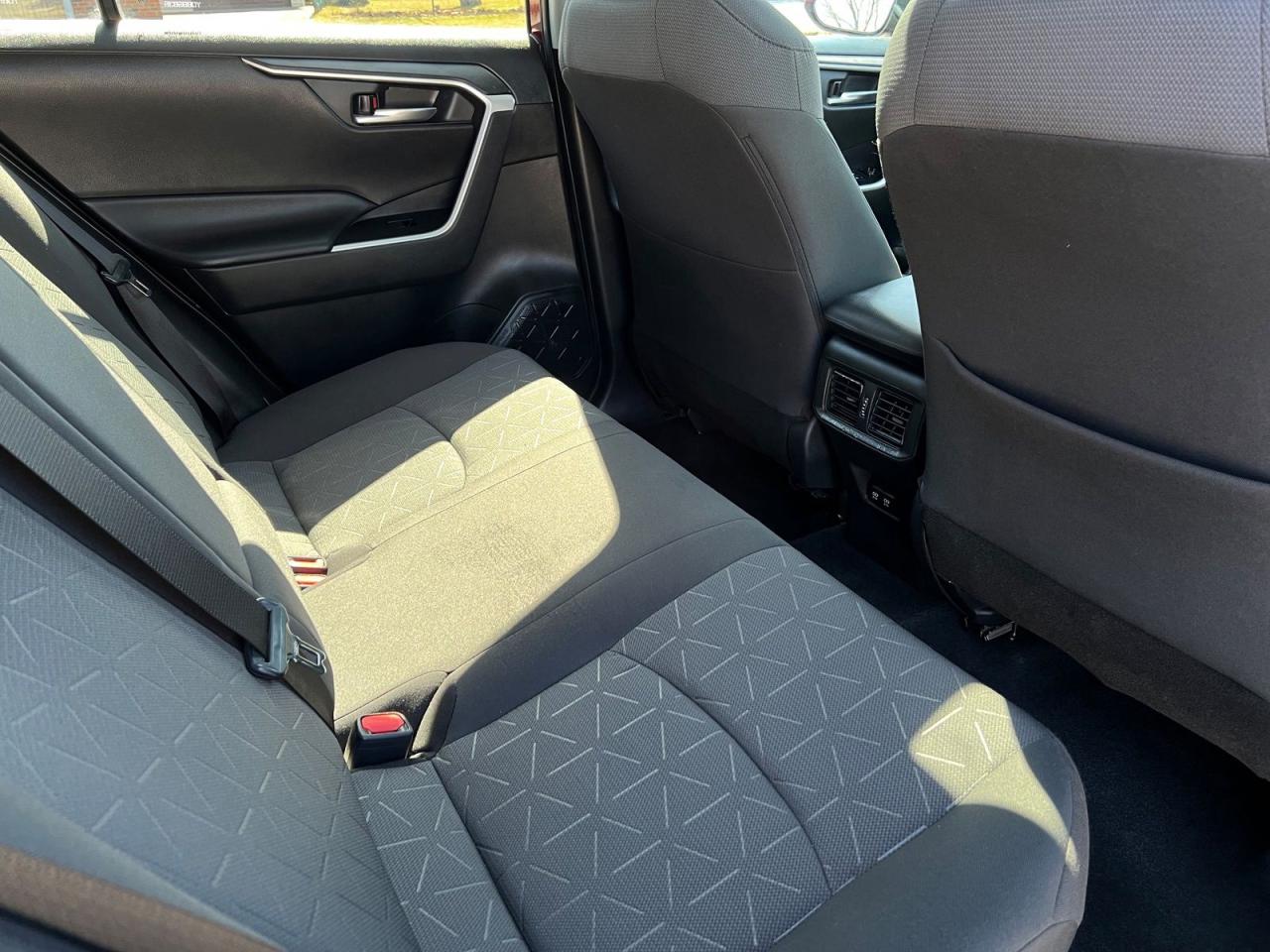 2020 Toyota RAV4 Hybrid XLE - Photo #11