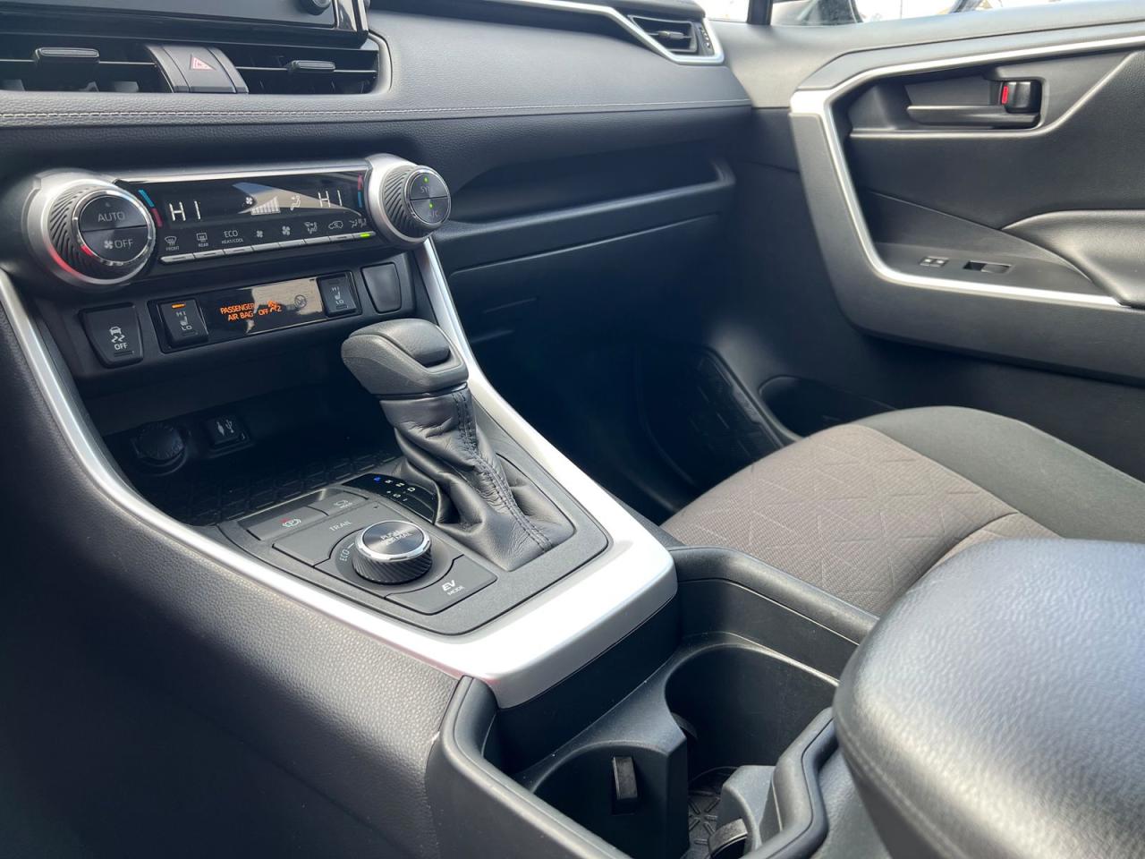 2019 Toyota RAV4 Hybrid LE - Photo #9