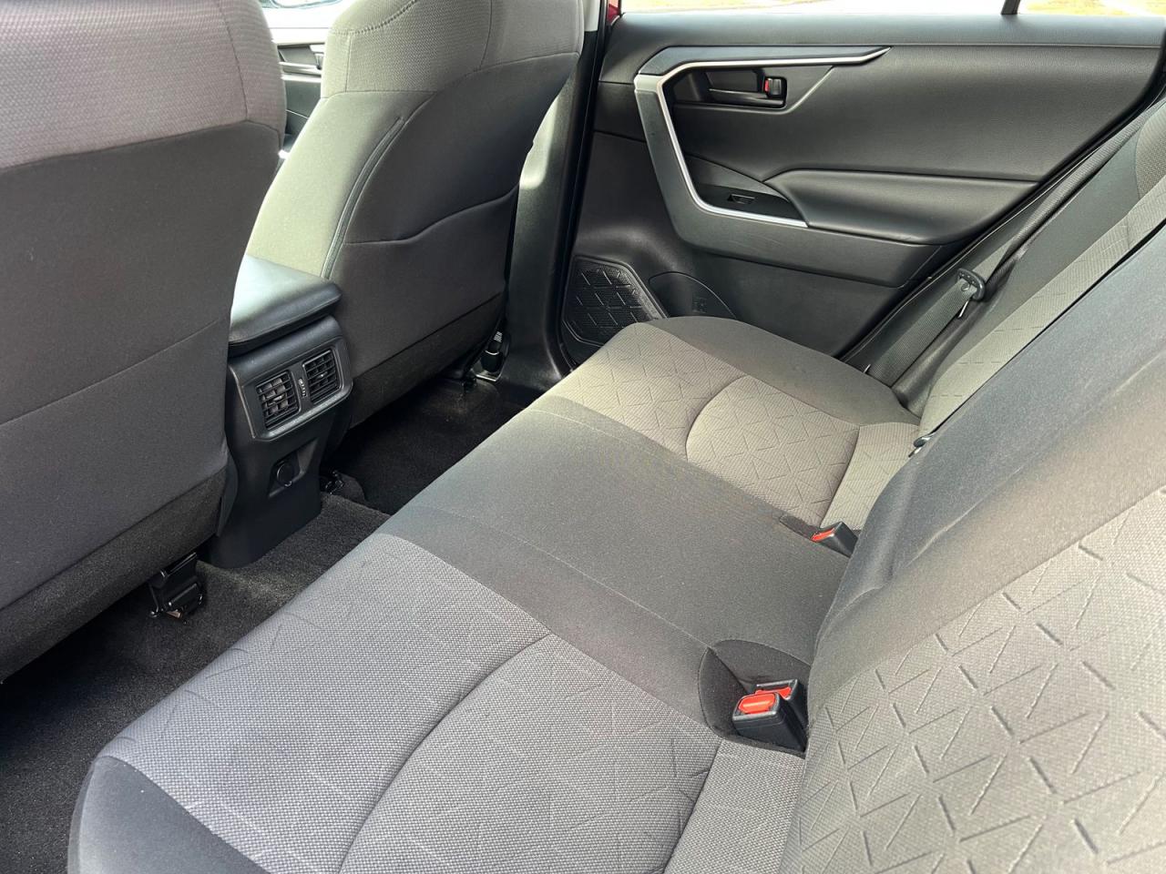 2019 Toyota RAV4 Hybrid LE - Photo #23