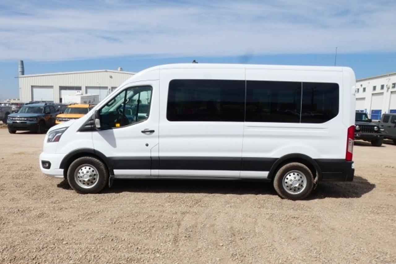 2023 Ford Transit 350 XLT 15 pass. AWD Midroof w/cloth seats, NAV, BUC