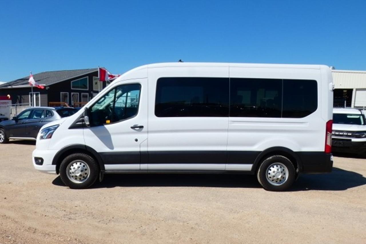 2023 Ford Transit 350 XLT 15 pass. AWD Midroof w/cloth seats, NAV, BUC
