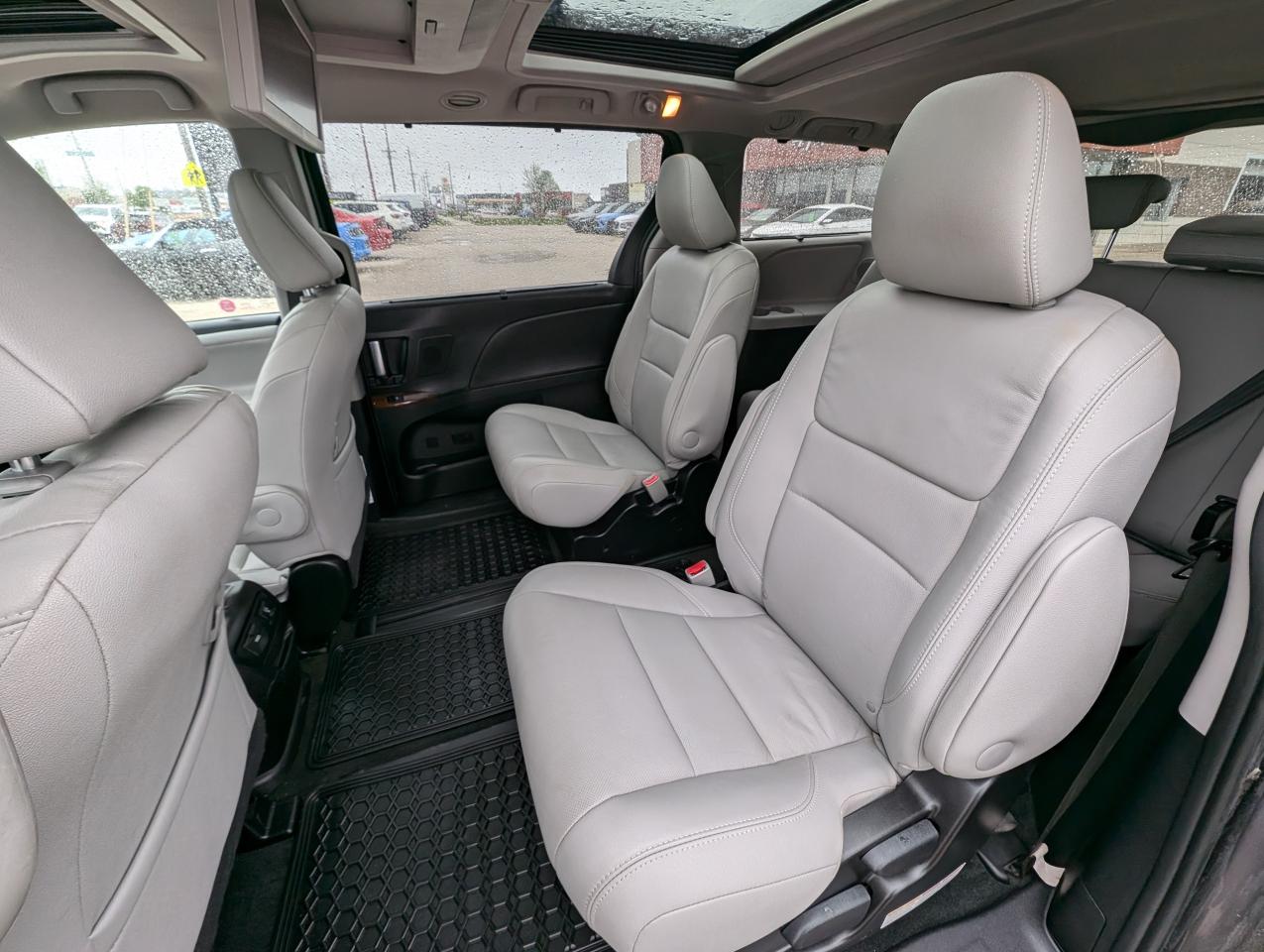 2015 Toyota Sienna XLE AWD | One Owner | Accident Free | Loaded | - Photo #7