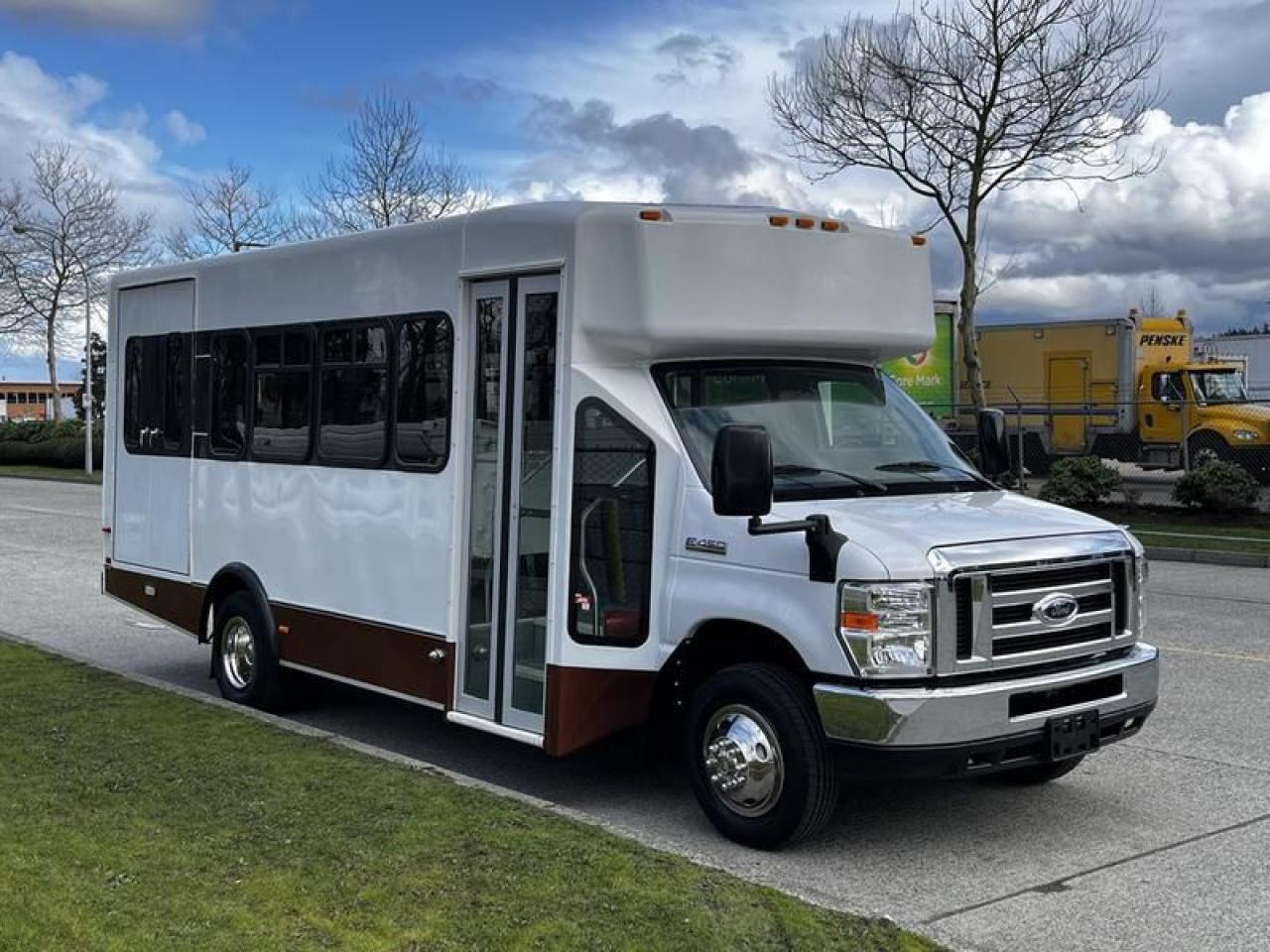 Used 2014 Ford Econoline E450 Econoline Super Duty 13 Passenger Bus WheelChair Accessible for sale in Burnaby, BC