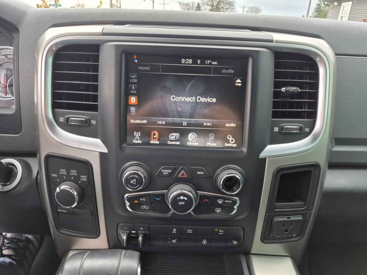 2013 RAM 1500 Big Horn 5.7L HEMI-4X4 CREWCAB Photo40