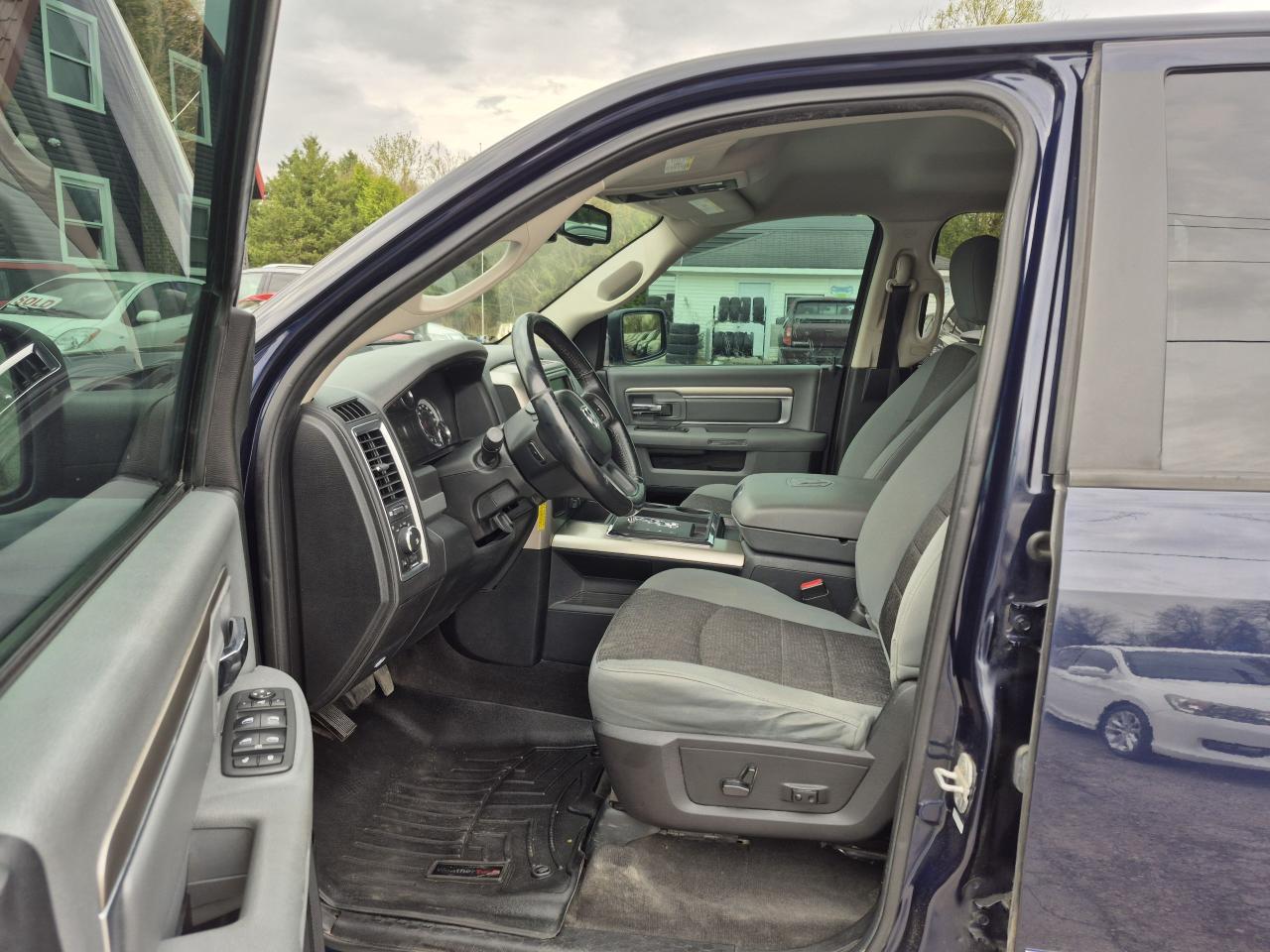 2013 RAM 1500 Big Horn 5.7L HEMI-4X4 CREWCAB Photo33