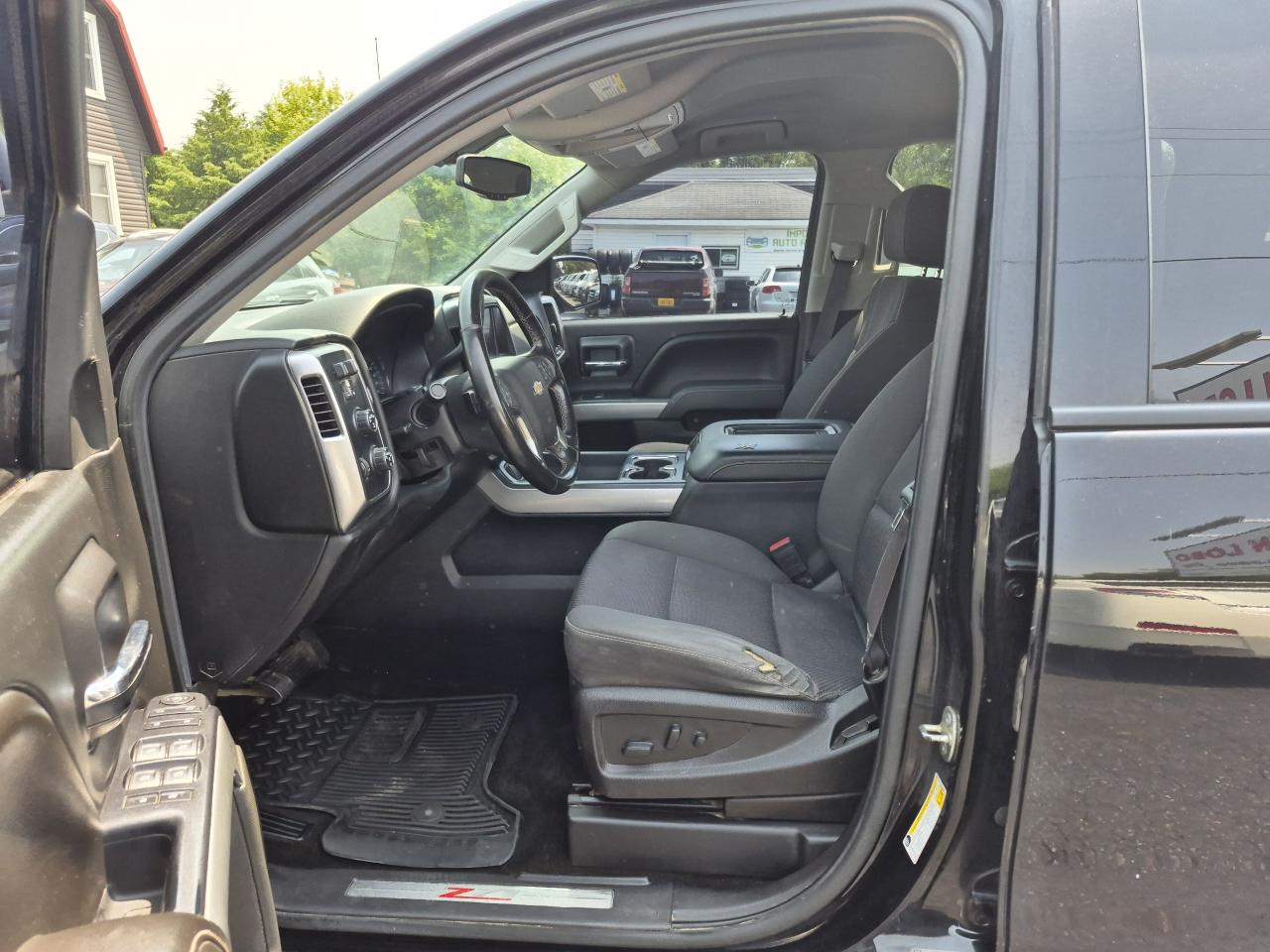 2017 Chevrolet Silverado 1500 LT Z71 5.3L 4X4 CREW CAB Photo9