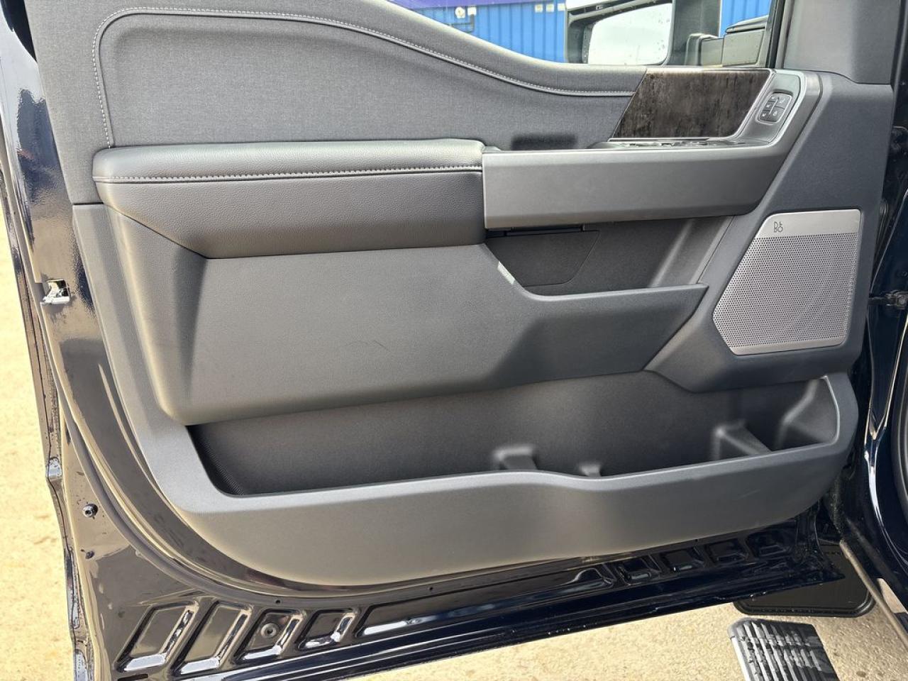 2025 Ford F-350 Super Duty DRW LARIAT 8' Box 628A Photo3
