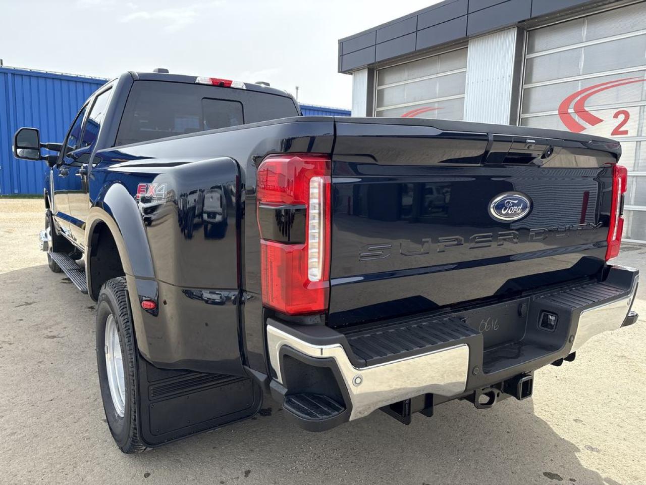 2025 Ford F-350 Super Duty DRW LARIAT 8' Box 628A Photo5