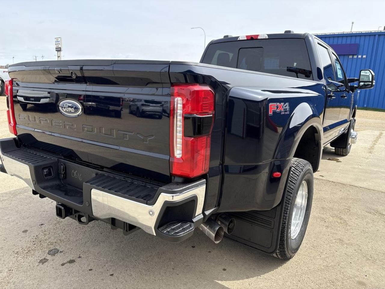 2025 Ford F-350 Super Duty DRW LARIAT 8' Box 628A Photo5