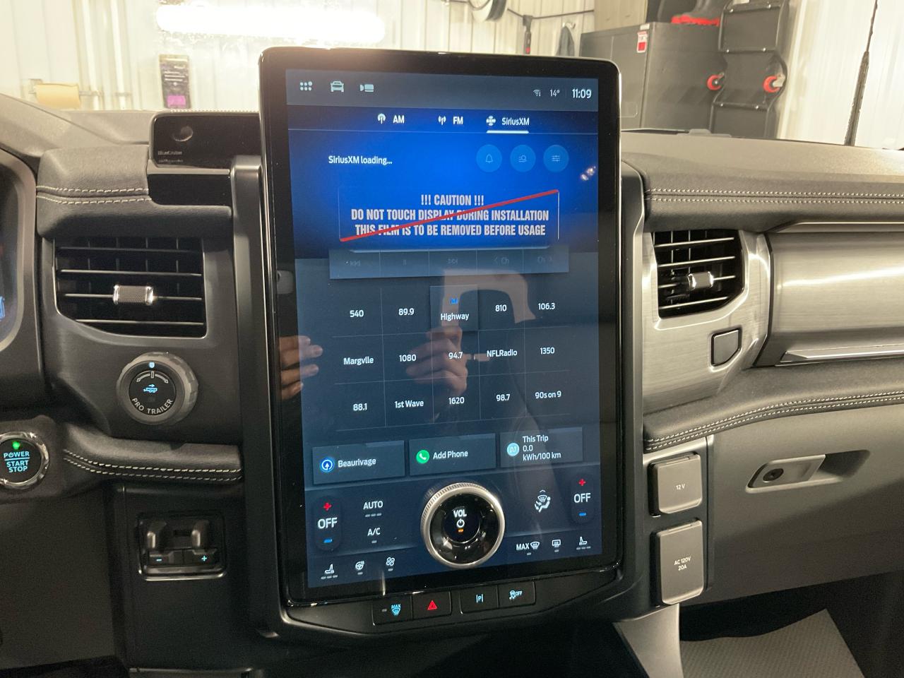 2025 Ford F-150 Lightning Flash Photo5