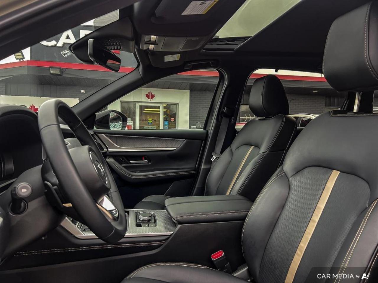 2025 Mazda CX-70 GT / AWD / PANO ROOF / LEATHER / NAV / LOADED - Photo #10